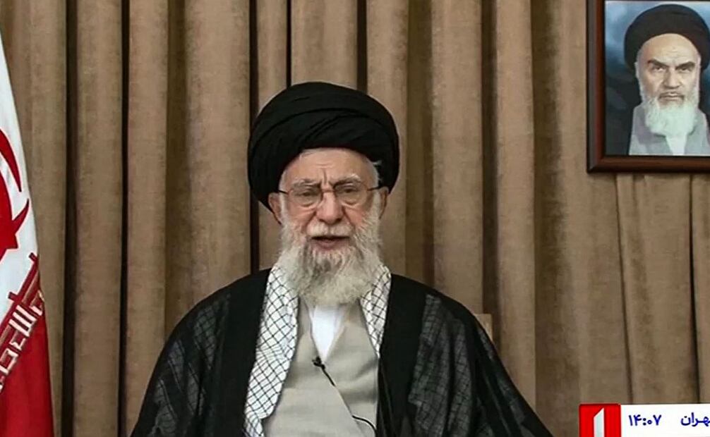 Esta imagen, extraída de una grabación emitida por el canal de noticias iraní IRIB el 26 de junio de 2025, muestra al Líder Supremo de la República Islámica, el ayatolá Alí Jamenei, dirigiéndose a la nación. Foto: AFP