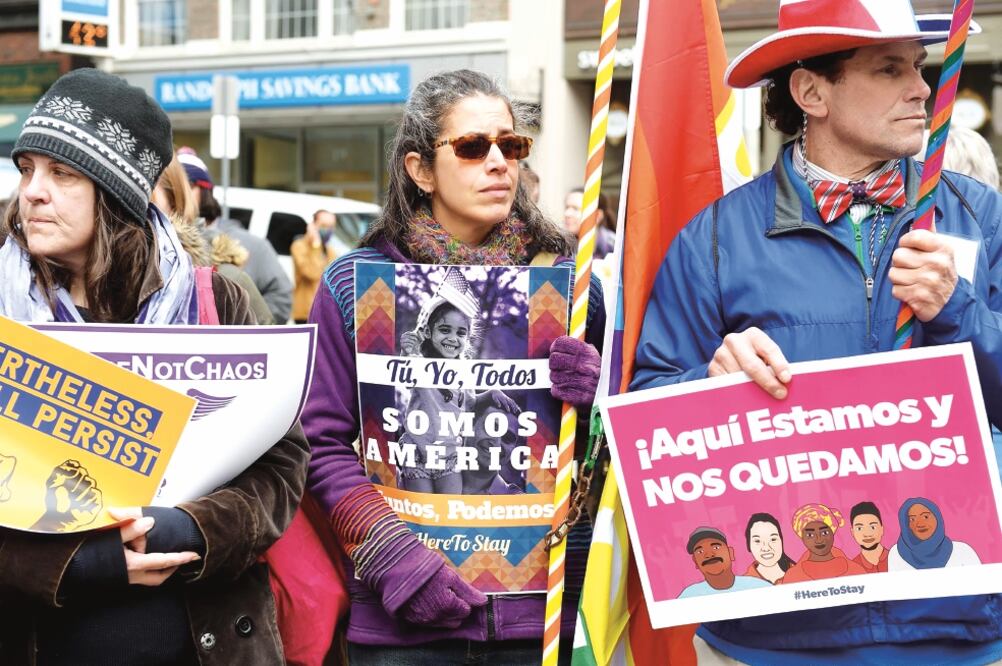 Inmigrantes se manifestaron ayer en Boston, Massachusetts, contra las políticas del presidente Donald Trump (DARREN MCCOLLESTER. AFP)