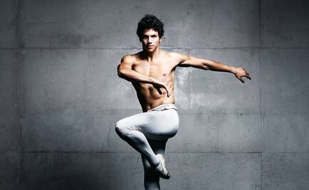 Isaac Hernández dines with the royals