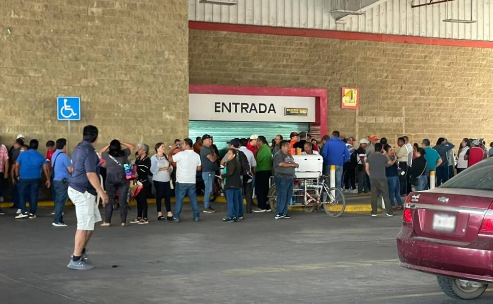 Bloquean accesos a tiendas departamentales en el Istmo de Oaxaca (13/11/2025). Foto: Especial