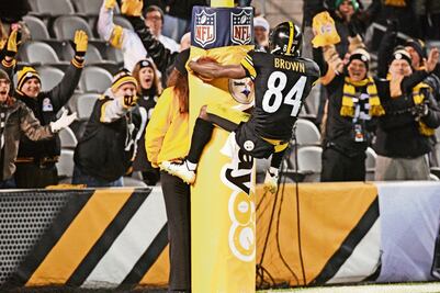 Los Steelers ríen y patean traseros