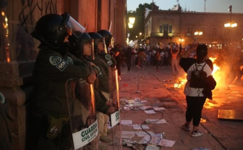 8M: Iluminan de morado el país por el Día Internacional de la Mujer
