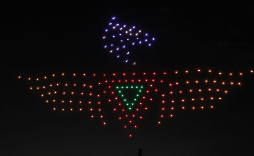 La presentación incluyó a 195 drones que formaron diversas figuras (18/11/2025). Foto: Gabriel Pano / EL UNIVERSAL