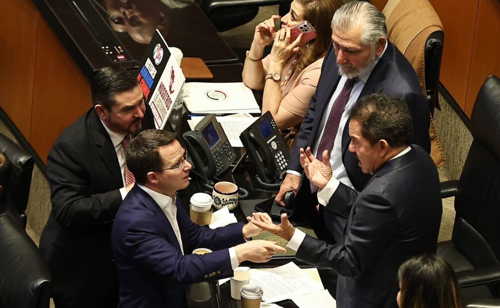Última sesión extraordinaria de la Cámara de Senadores. Se votarán las minutas de la Ley Nacional de Seguridad Pública y la Ley Nacional de Inteligencia. Foto: Berenice Fregoso/ EL UNIVERSAL