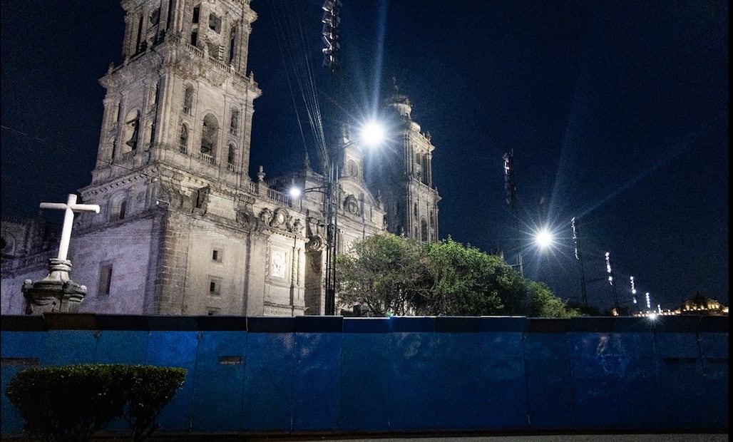 La instalación de vallas metálicas continúa frente a edificios del Zócalo de la Ciudad de México, previo a la marcha por el 25N, el 24 de noviembre de 2025; destacan las dobles vallas frente a Palacio Nacional y joyerías. Foto: Hugo Salvador/EL UNIVERSAL