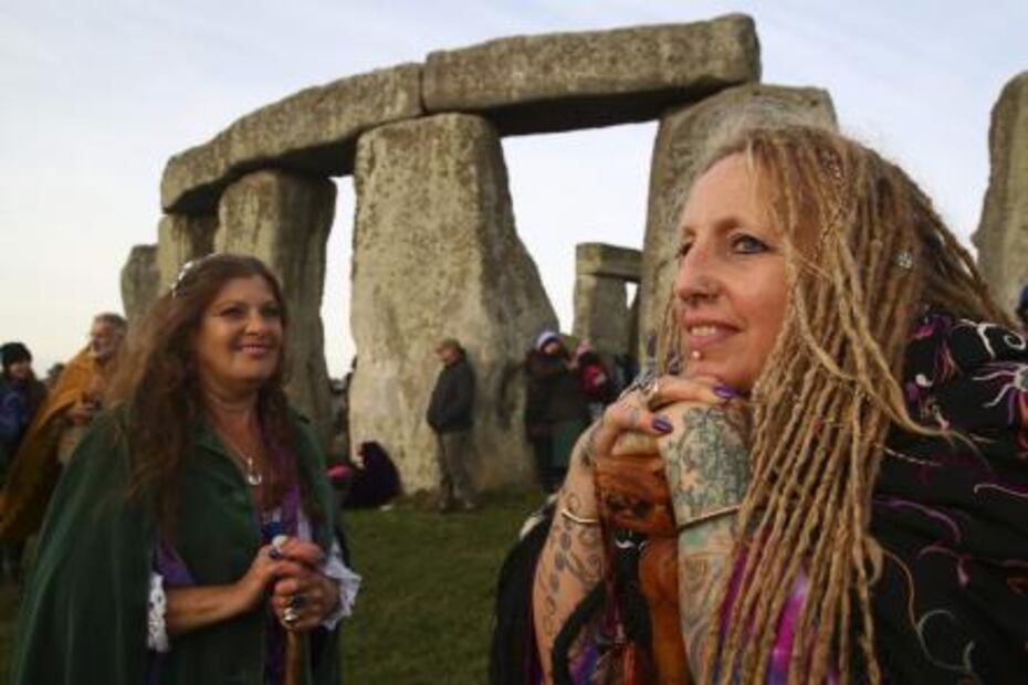 Miles de personas celebran el solsticio de verano en Stonehenge