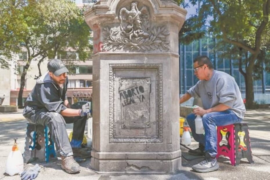 Prueban 30 mezclas para limpiar pintas por marchas en esculturas en Reforma