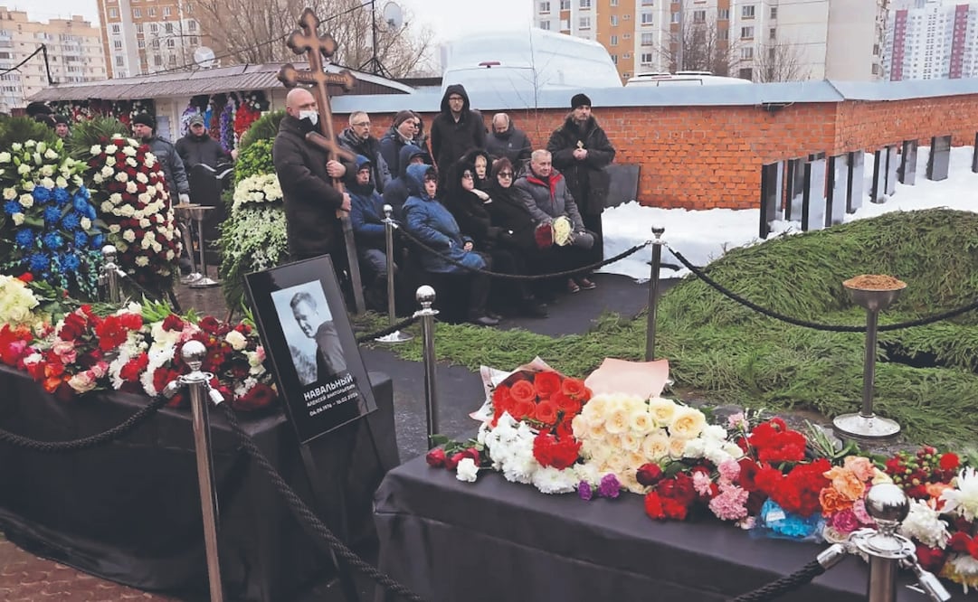 El pueblo ruso al tratar de rendir homenaje al difunto líder de la oposición, Alexei Navalny, durante su funeral en el cementerio Borisovskoye en Moscú, el 1 de marzo de 2024. Foto: de SERGEI ILNITSKY. EFE