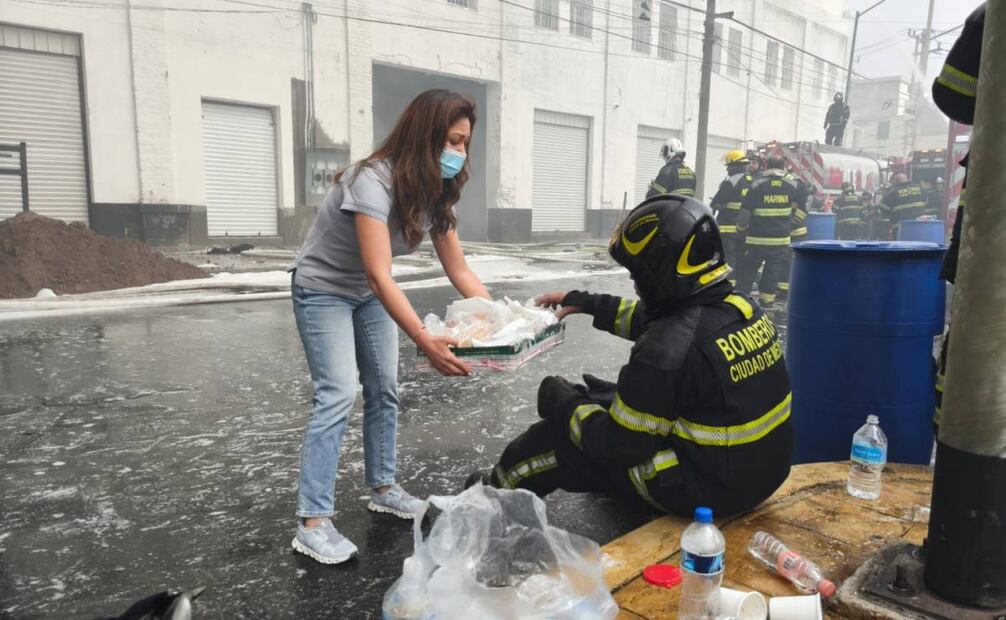 Evelyn Parra instaló carpas y puestos de mando de Protección Civil para brindar atención directa a las más de 50 familias evacuadas por el incendio (08/07/2025). Foto: Especial