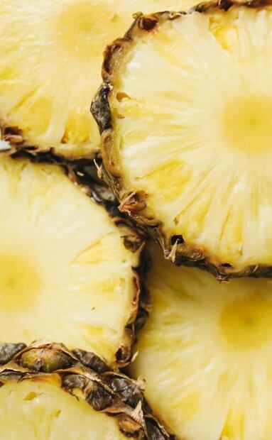 Las propiedades curativas del agua de piña sin azúcar