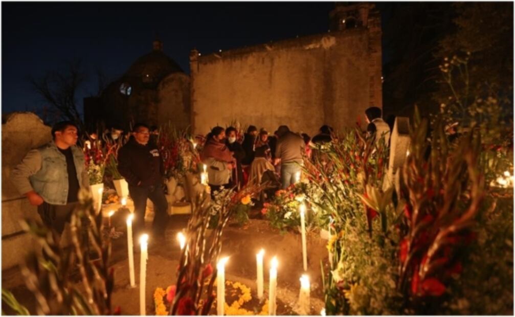Día de Muertos: Regresa la "velación" a panteones de Toluca; disfrutan con música y guisados típicos