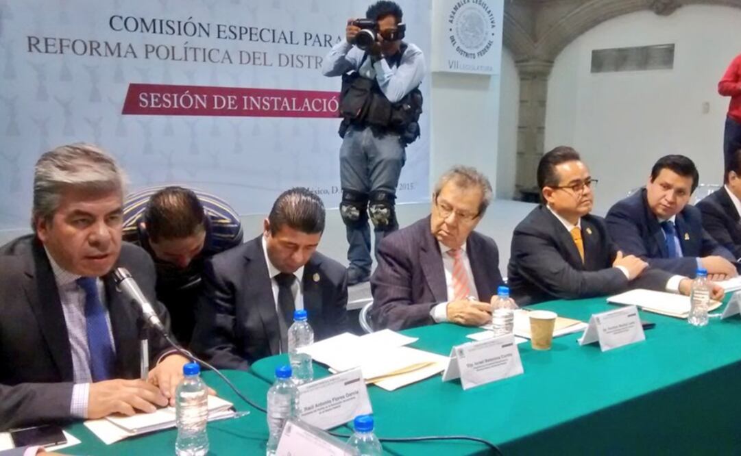 Acudieron el Comisionado para la Reforma Política, Porfirio Muñoz Ledo; el senador, Mario Delgado; la presidenta de la Comisión del DF en la Cámara de Diputado, Cecilia Soto; así como los líderes del PRI, PAN y Verde EcologistalTomada de @PRD_DF