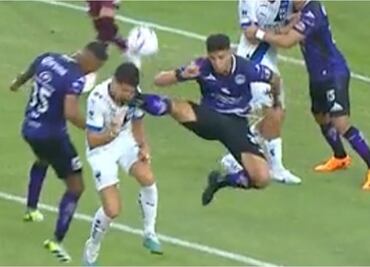 VIDEO: Stefan Medina recibe brutal patada en el rostro durante el juego frente a Mazatlán FC