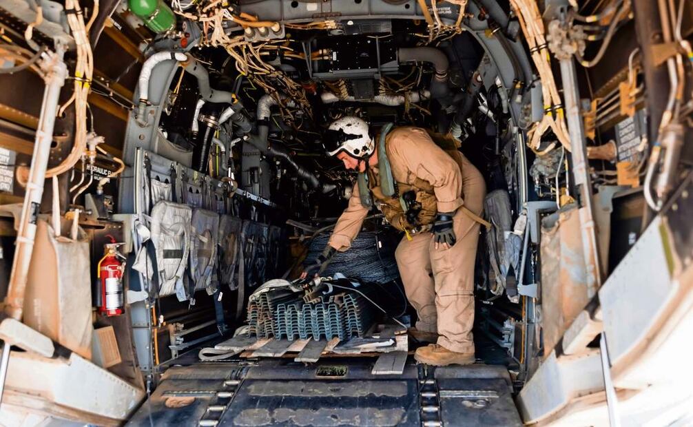 Marines descargan alambre de púas para su instalación en la frontera sur en la Mesa de Otay, California. (30/01/2025) Foto: EFE