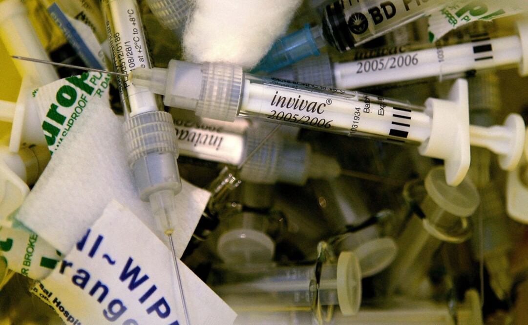 Used flu vaccine syringes lie in a bin at a clinic – Photo: Dylan Martínez/REUTERS	