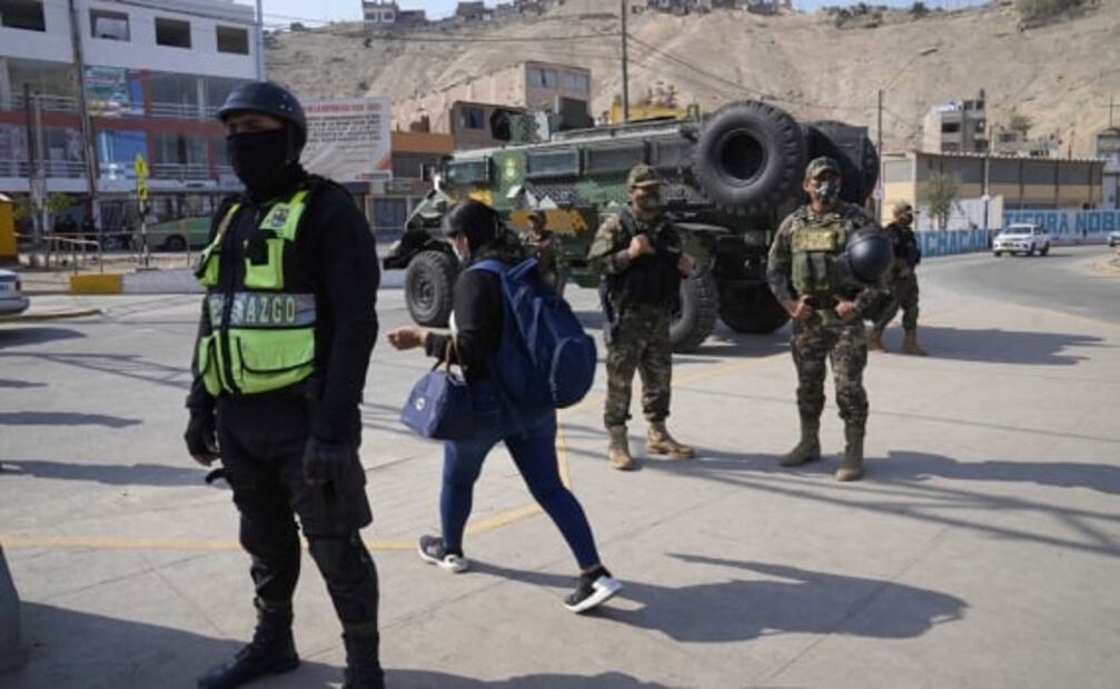Perú amanece bajo toque de queda por protestas ante alzas en los precios de los combustibles