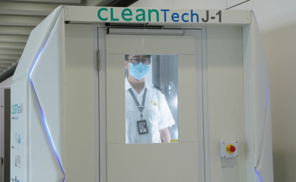Aeropuerto prueba cabinas desinfectantes y robots para combatir Covid-19 