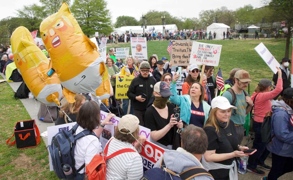 Manifestantes salieron el sábado a las calles de Washington y otras ciudades de Estados Unidos en contra de las políticas de Donald Trump. Foto: AFP