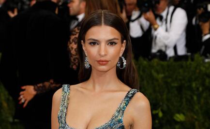 Emily Ratajkowski se desnuda al estilo de obra de arte