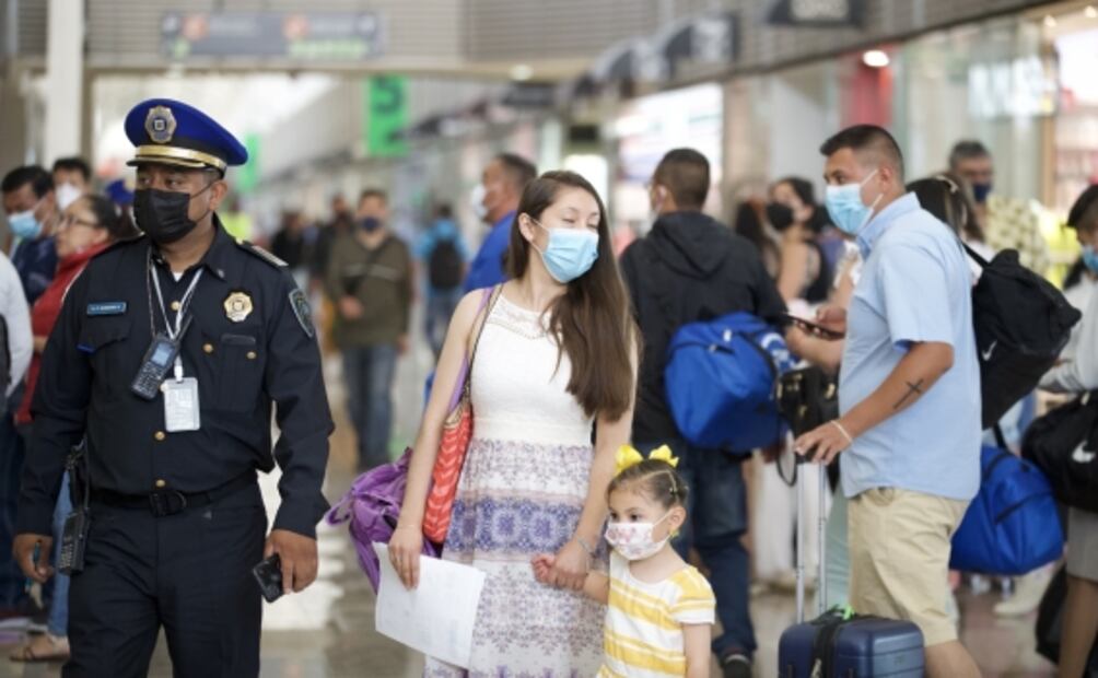 "Vamos a tomar un vuelo y nos da miedo". Incidente aéreo siembra temor en pasajeros del AICM