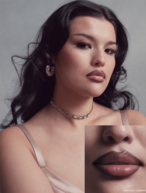 Con influencias retro y destellos en tonos tierra lograrás los labios nude perfectos. Foto: Instagram @maccosmetics