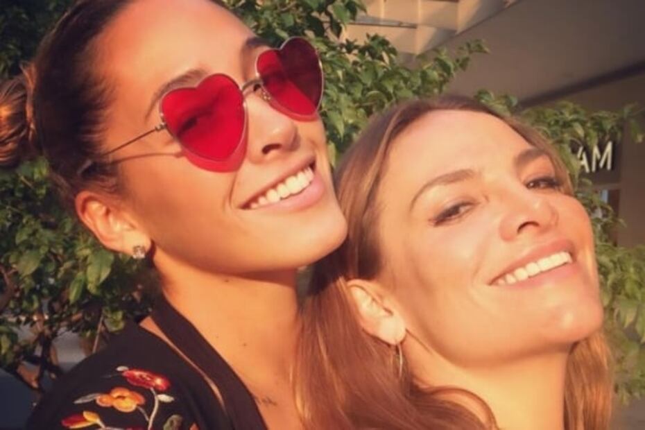 Fabiola Campomanes y su hija en pantalones de piel parecen gemelas