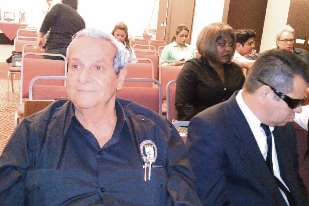 Félix Rodríguez, alias Máximo (izq.), el ex agente de la CIA que interrogó al Che en Bolivia, en una imagen tomada en Panamá en abril de 2015 (JOSÉ MELÉNDEZ)