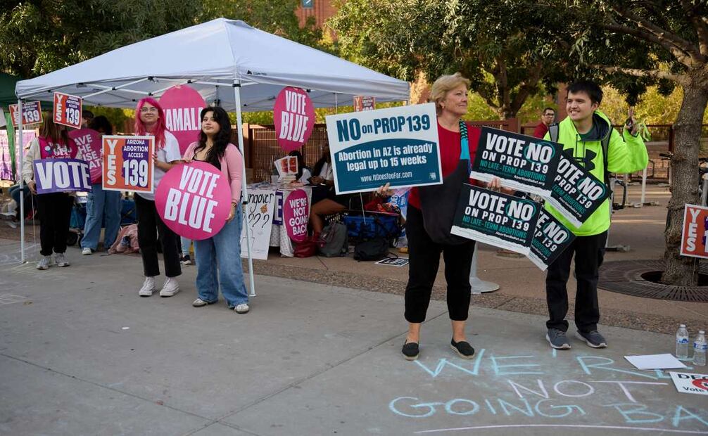 En la Universidad Estatal de Arizona, partidarios y opositores de la Proposición 139 buscan convencer a los estudiantes de votar por el acceso al aborto. Foto: EFE