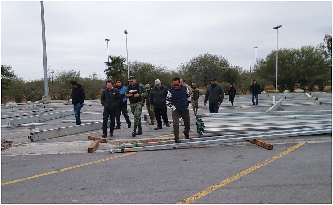 En el lugar se están colocando toldos que forman las paredes de la estructura para el Centro de Atención a Migrantes en Reynosa, Tamaulipas (23/01/2025). Foto: Sandra Tovar / EL UNVIERSAL