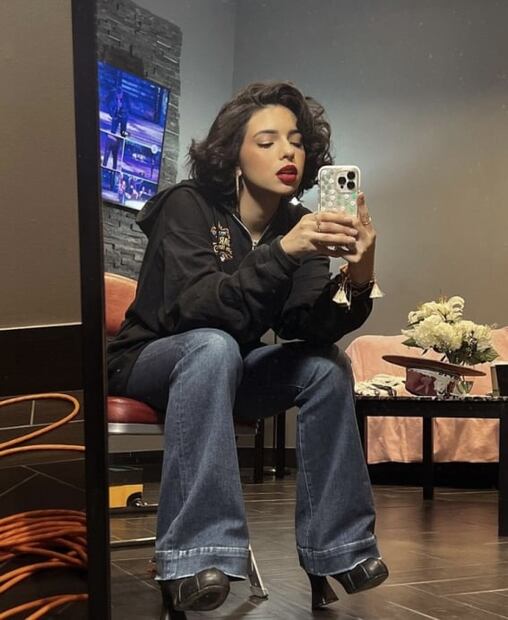 Las uñas cuadradas de Ángela Aguilar que te harán ver elegante