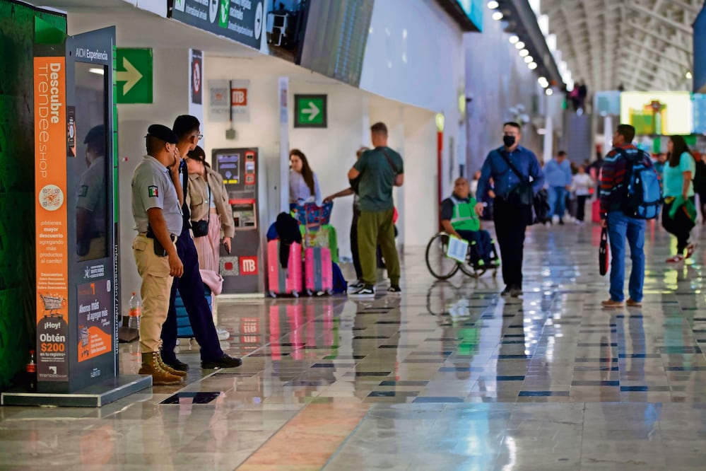 El AICM reportó que personal de seguridad actuó empleando un extintor de fuego y no se reportaron personas lesionadas por este hecho. Foto: Archivo | El Universal