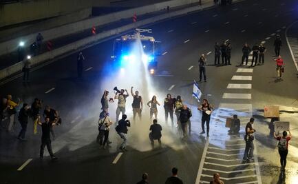 Manifestantes antigubernamentales marchan hacia la residencia de Netanyahu, tras atravesar las barreras policiales
