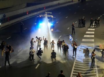 Manifestantes antigubernamentales marchan hacia la residencia de Netanyahu, tras atravesar las barreras policiales