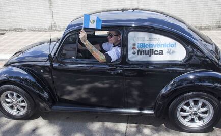 Reciben a Mujica con desfile de vochos en Guatemala