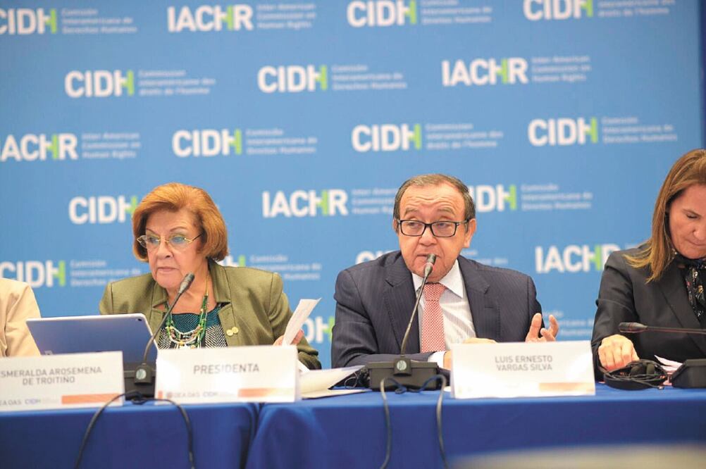 La presidenta de la CIDH, Esmeralda Arosemena de Troitiño, y el relator de migrantes del organismo, Luis Ernesto Vargas, ayer. Foto: TOMADA DE TWITTER