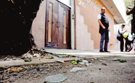 Auto choca contra camioneta estacionada; hay tres muertos