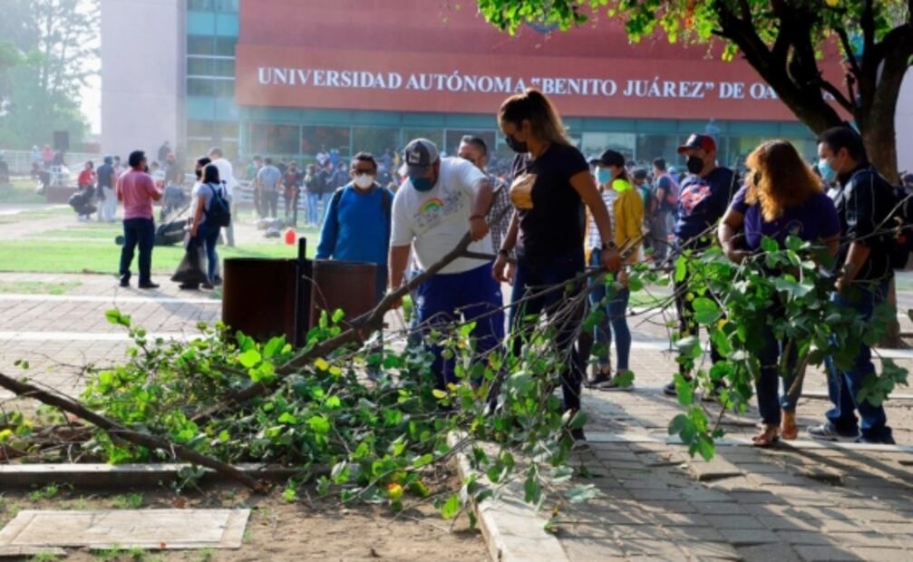 Por primera vez en décadas, universitarios de la UABJO arropan a un gobernador de Oaxaca; Murat encabeza megatequio