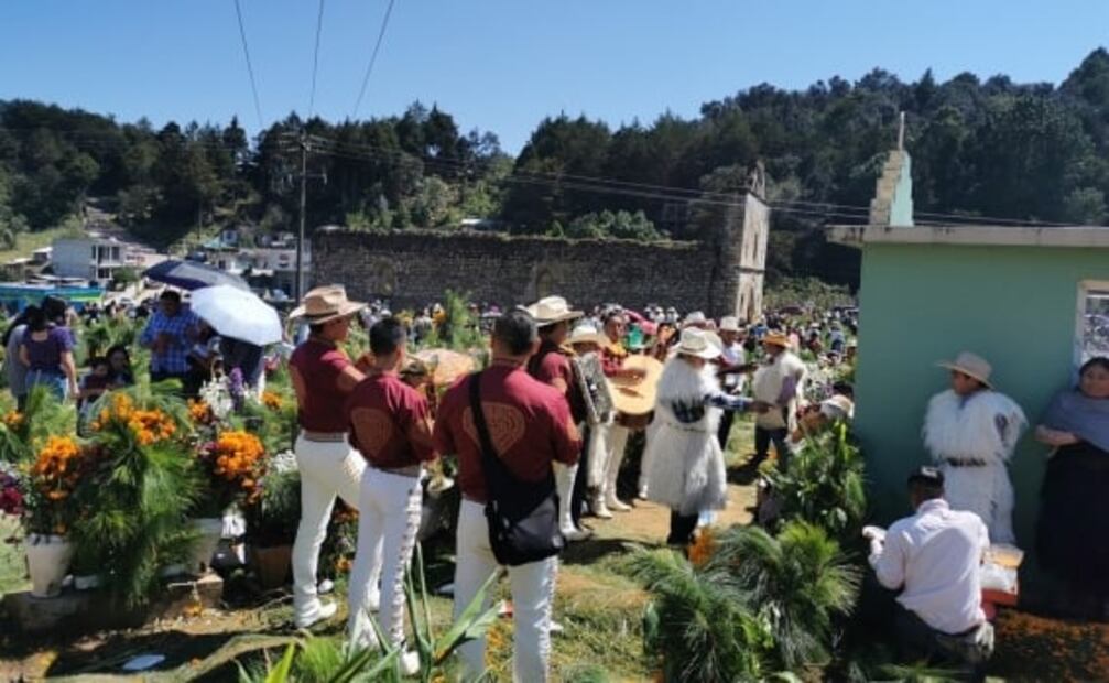 Con oraciones, comida y flores, tzotziles muestran su cariño a sus fieles difuntos en San Juan Chamula