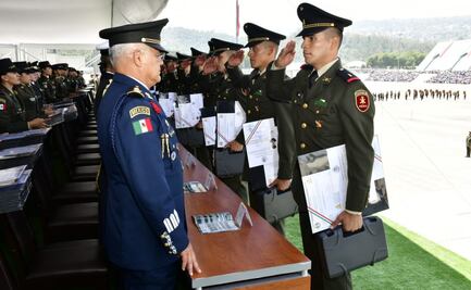 Se gradúan 876 oficiales del Heroico Colegio Militar, 137 son mujeres; realizan desfile para celebrar