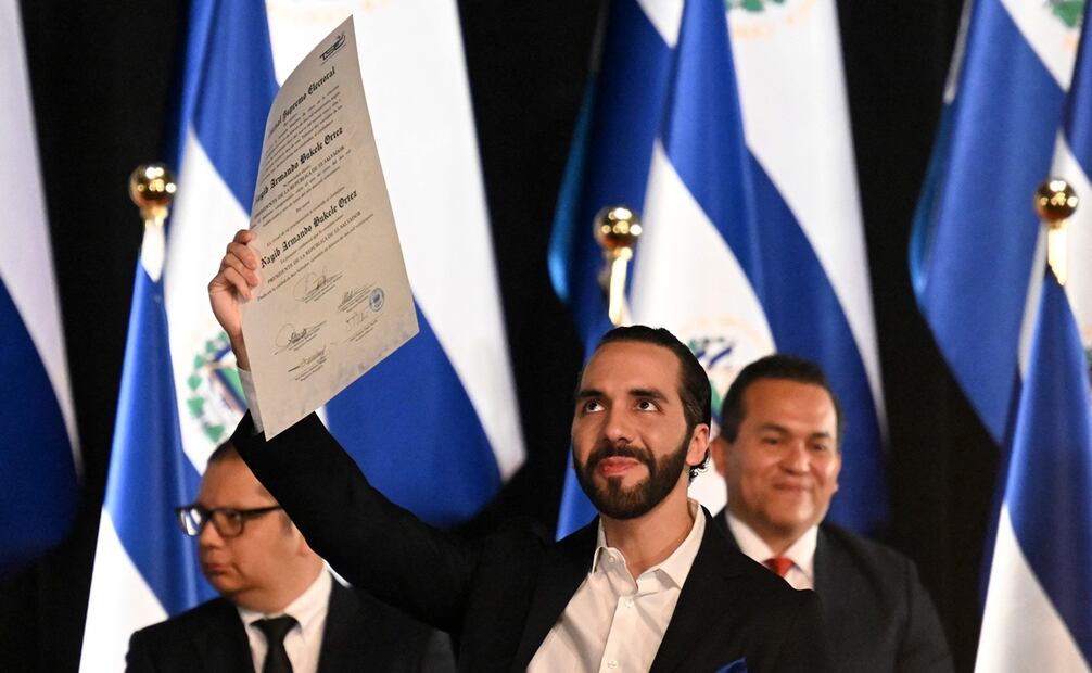 El Tribunal Supremo Electoral (TSE) le entregó este jueves a Nayib Bukele su credencial como presidente electo para el período 2024-2029. Foto: AFP
