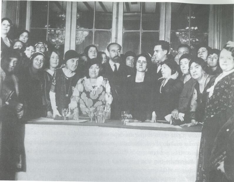 Clara Campoamor y Fernando de los Ríos en la Asociación Nacional de  Mujeres Españolas. 
Foto: Tomada del libro Mujer y exilio 1939 de Antonina Rodrigo. Madrid, Compañía literaria, 1999.