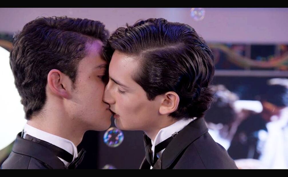 Mexican actors Emilio Osorio and Joaquín Bondoni give life to Aristóteles Córcega and Cuauhtémoc López in the show - Photo: Taken from "Mi marido tiene familia'"s official Facebook page