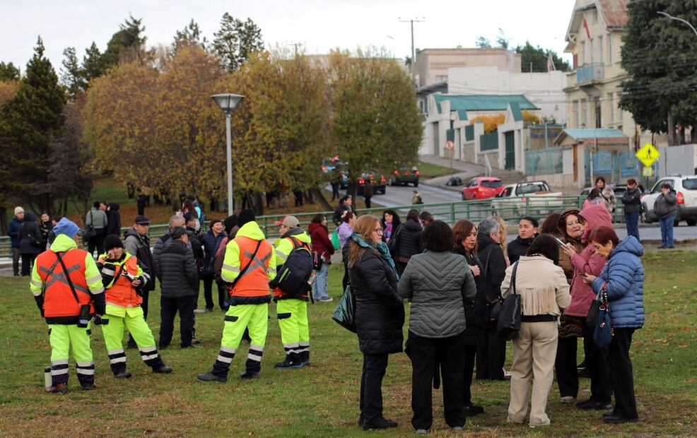 La gente sale a las calles en Punta Arenas, Chile, el 2 de mayo de 2025, tras un fuerte terremoto de magnitud 7.5 que azotó el sur de Chile. El Servicio Geológico de Estados Unidos (USGS) indicó que el sismo se produjo en el Pasaje de Drake a una profundidad de 10 kilómetros. Foto: AFP