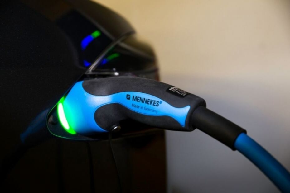 Crean batería para autos eléctricos que se carga por completo en 10 minutos