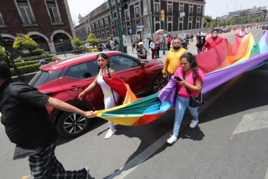 Colectivos LGBTTTI bloquean accesos a palacio legislativo de Toluca; exigen se apruebe el matrimonio igualitario