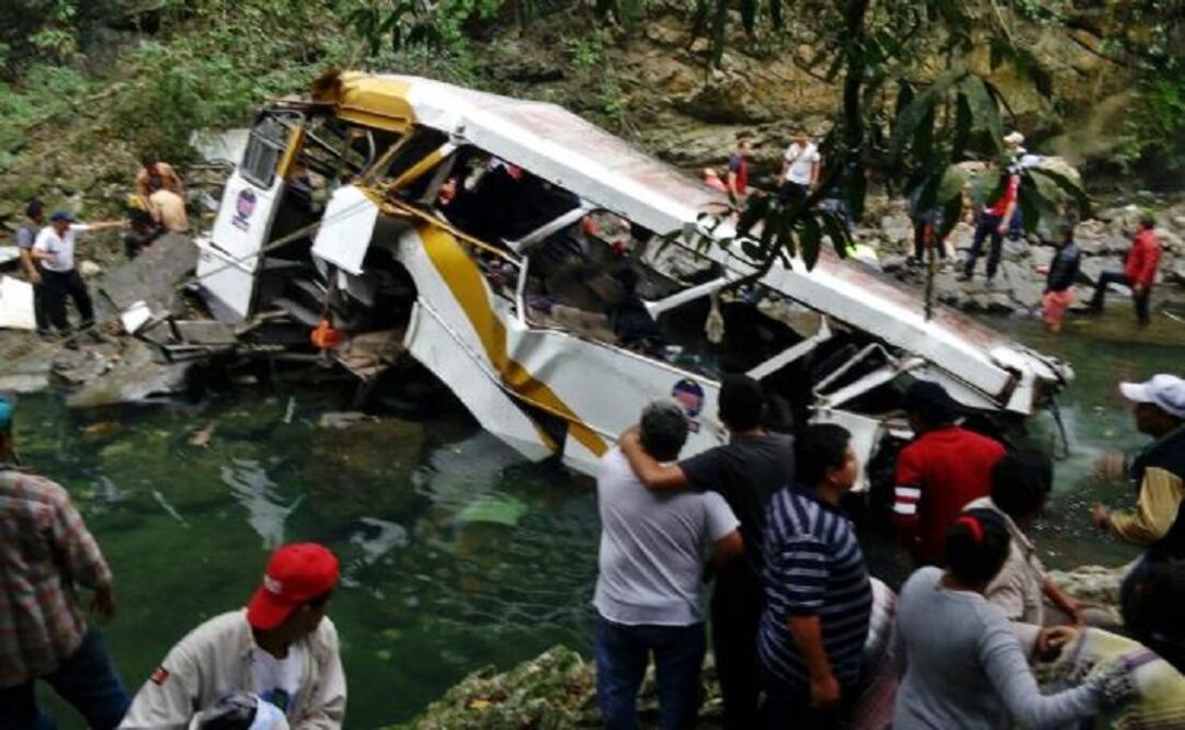 The survivors reported that the bus fell over the cliff after the driver took a wrong turn. (Photo: Protección Civil)