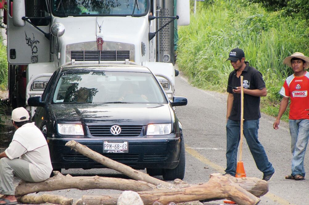 Seguidores del líder comunitario en el municipio de Ostula impiden el paso de vehículos desde el 19 de julio, cuando detuvieron a Verdía Zepeda (RAÚL TORRES. EL UNIVERSAL)
