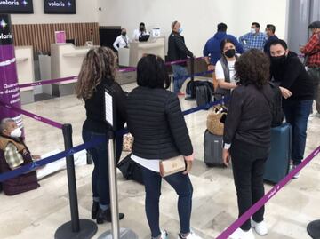 "No nos saben orientar": Pasajeros pierden sus vuelos tras extraviarse de camino al AIFA