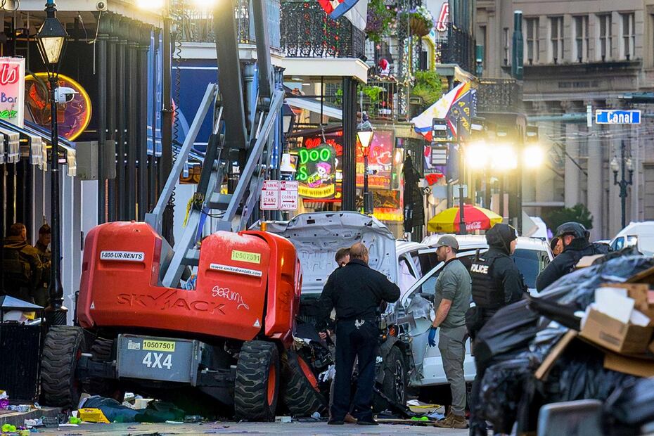 Investigadores policiales rodean una camioneta blanca con la que un hombre atropelló a la multitud, en el Barrio Francés de Nueva Orleans, Louisiana, el 1 de enero de 2025.  FOTO: MATTHEW HINTON. AFP