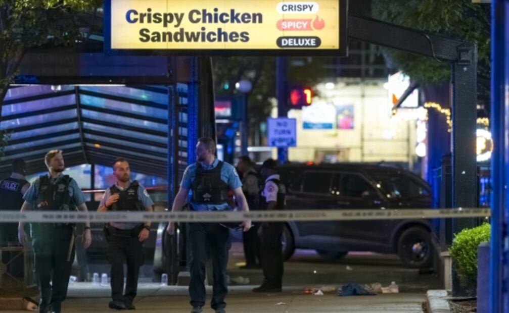 Tiroteo cerca de McDonald 's en Chicago deja dos muertos y ocho heridos